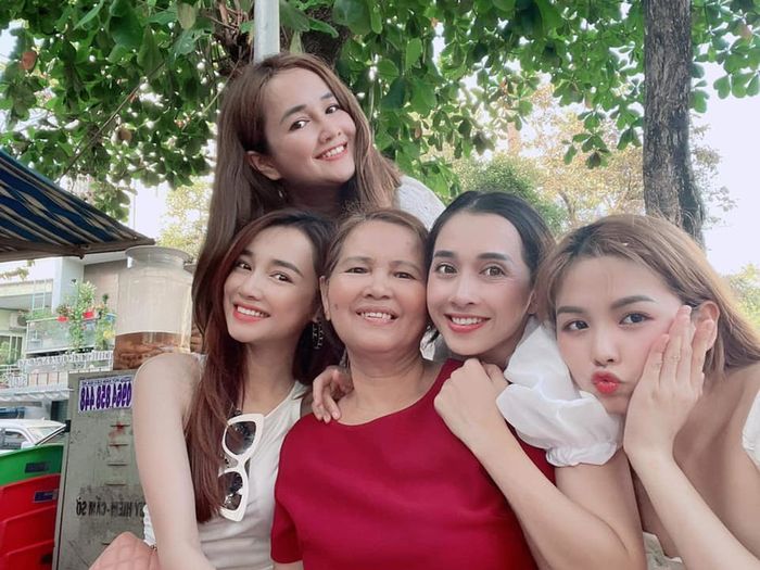Trường Giang chụp ảnh cùng Nhã Phương và hội chị em vợ