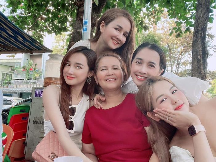 Trường Giang chụp ảnh cùng Nhã Phương và hội chị em vợ