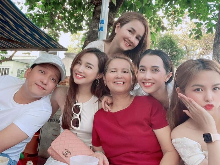 Trường Giang chụp ảnh cùng Nhã Phương và hội chị em vợ