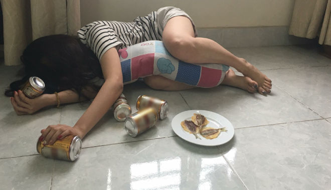 Uống 8 lon bia chưa say, cô gái bị chia tay vì không làm ăn được gì