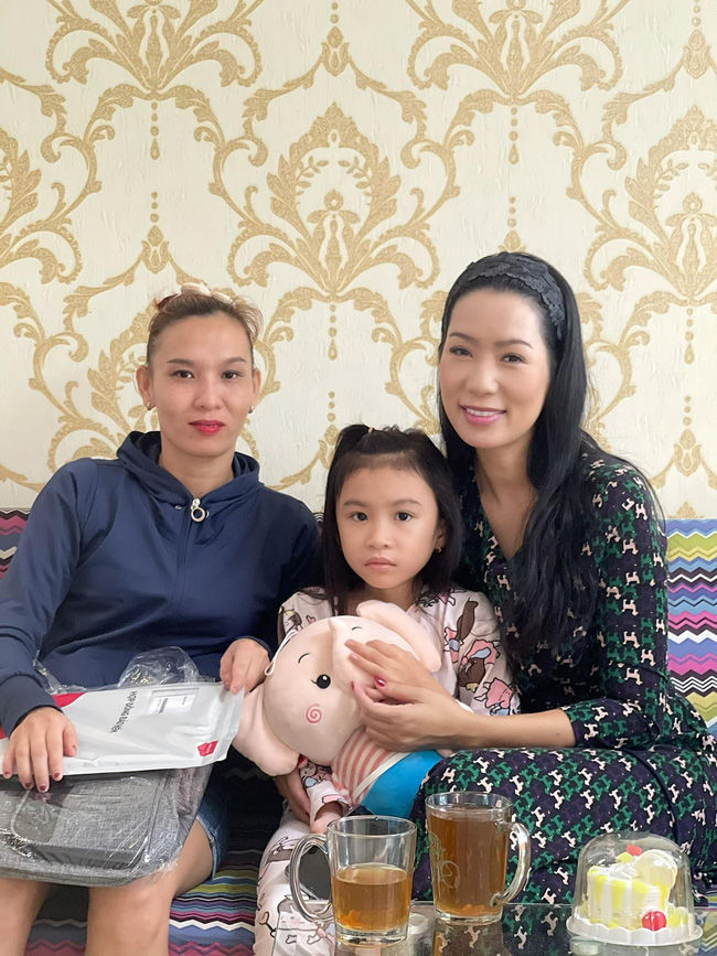 Vợ kém 32 tuổi của Thương Tín: Bị nói xấu, chồng em cứ nằm khóc