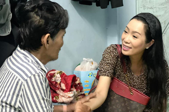 Vợ kém 32 tuổi của Thương Tín: Bị nói xấu, chồng em cứ nằm khóc