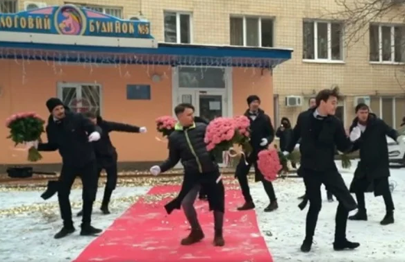 Vợ sinh con gái chồng trải thảm đỏ, trang trí phòng tông hồng đáng yêu