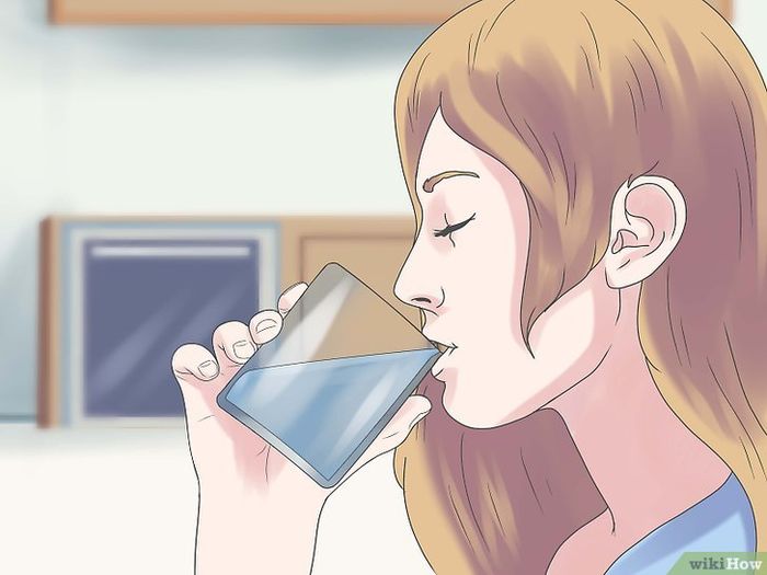 \Uống 1 ly nước ấm buổi sáng giúp giảm cân