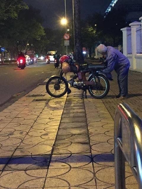 Cụ ông kiếm sống bằng nghề xe ôm “Cô đi đâu tui chở, đi dùm tui đi cô