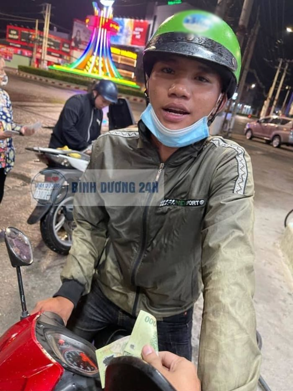 Cảm động nam thanh niên đi xe số ví còn 100k vẫn đổ xăng giúp người lạ
