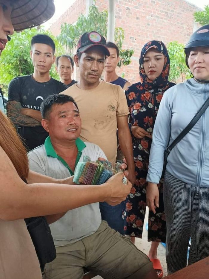 Người dân giải cứu giúp tài xế 20 tấn dưa hấu sau khi xe bị lật