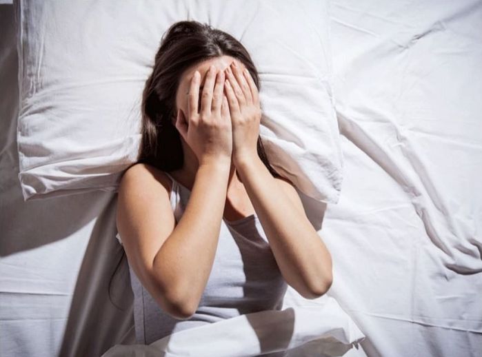 4 dấu hiệu khi ngủ cảnh báo nhồi máu não: Đừng bỏ qua tê bì chân tay