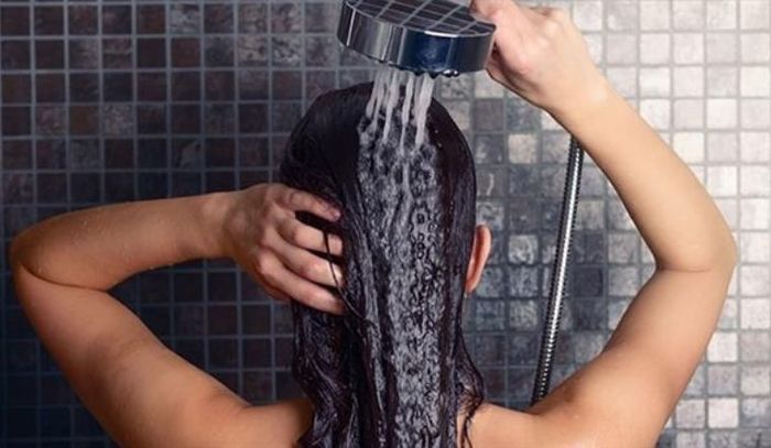 5 cách trị tóc bết dính giúp vui chơi thoải mái cả mùa hè