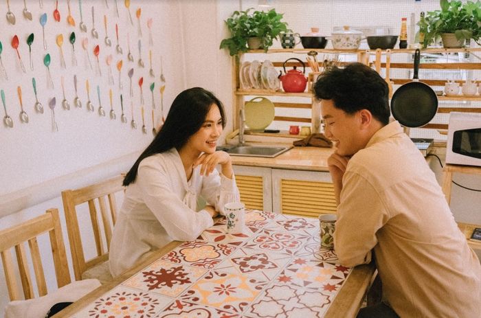 7 điều đàn ông hay soi nhất ở các nàng: Móng tay, khả năng tài chính