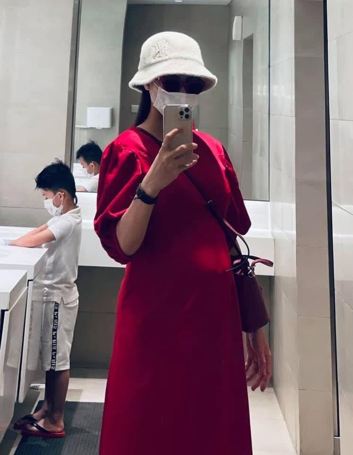 Á khôi Lệ Quyên sinh con gái cho chồng đại gia đúng ngày 30/4