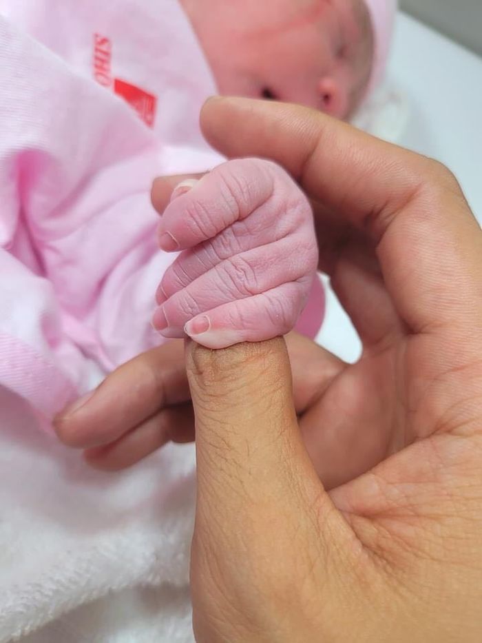 Á khôi Lệ Quyên sinh con gái cho chồng đại gia đúng ngày 30/4