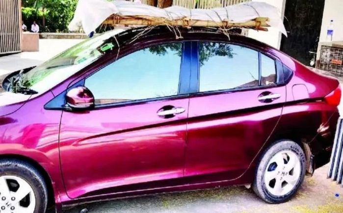 Ấn Độ: Con chở xác cha mẹ đi hoả táng bằng xe máy, cột trên nóc ô tô