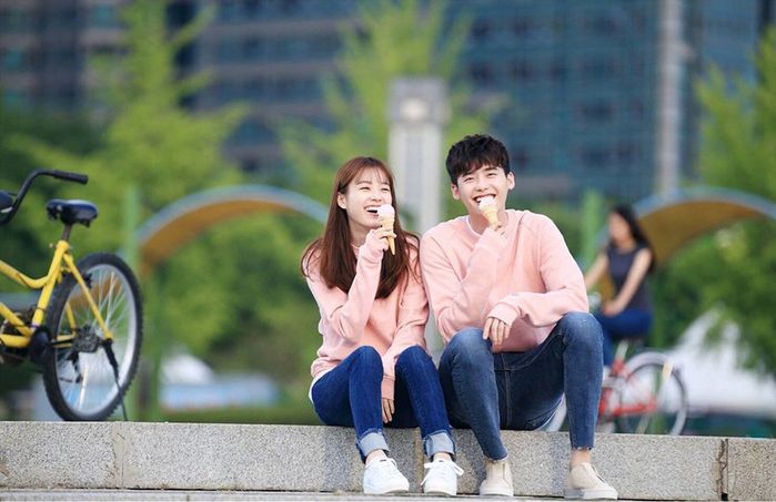 Ăn một lúc hết 4 cây kem, cô gái bị bạn trai “đá” không thương tiếc
