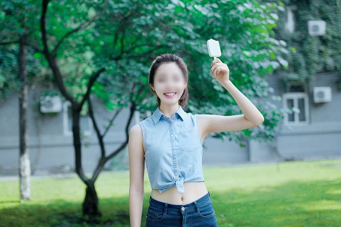 Ăn một lúc hết 4 cây kem, cô gái bị bạn trai “đá” không thương tiếc