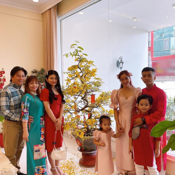 Ông xã Khánh Thi tặng em gái xế hộp bạc tỷ