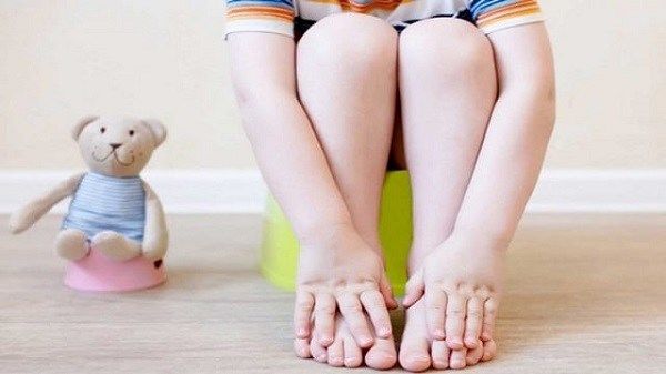 Bé trai phải cắt 27cm đại tràng, bác sĩ cảnh báo dấu hiệu trẻ táo bón