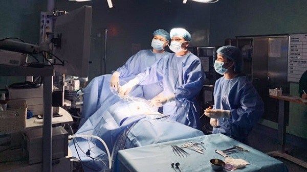 Bé trai phải cắt 27cm đại tràng, bác sĩ cảnh báo dấu hiệu trẻ táo bón