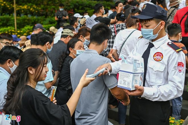 Biển người chen chân dâng hương mặc cái nóng tại lễ hội Đền Hùng
