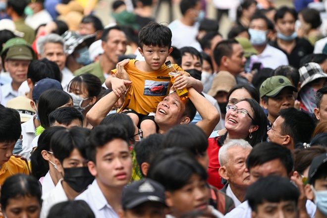 Biển người chen chân dâng hương mặc cái nóng tại lễ hội Đền Hùng