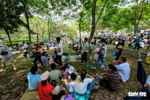 Biển người chen chân dâng hương mặc cái nóng tại lễ hội Đền Hùng