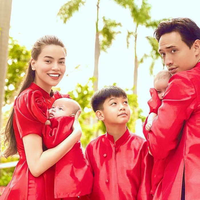 Cặp song sinh nhà Hồ Ngọc Hà lên đồ đồng điệu
