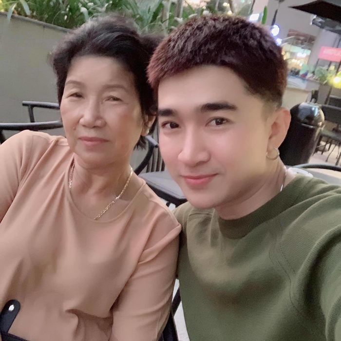 Chi Dân nén đau đi hát sau đám tang mẹ một ngày