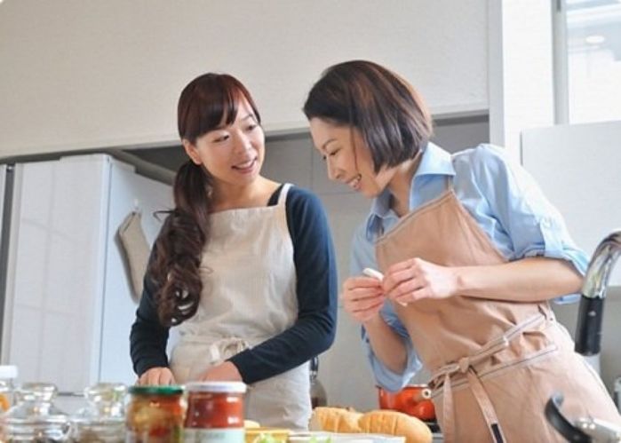 Chị dâu gửi đồ ăn cho em chồng, nhà có gì gói ghém gửi tất