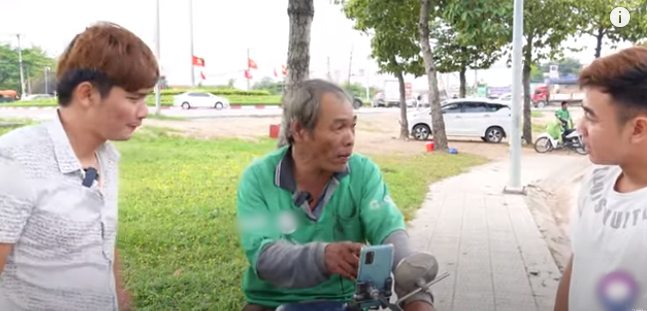 Chú shipper già bị bom hàng giữa đêm được tặng xe máy để mưu sinh