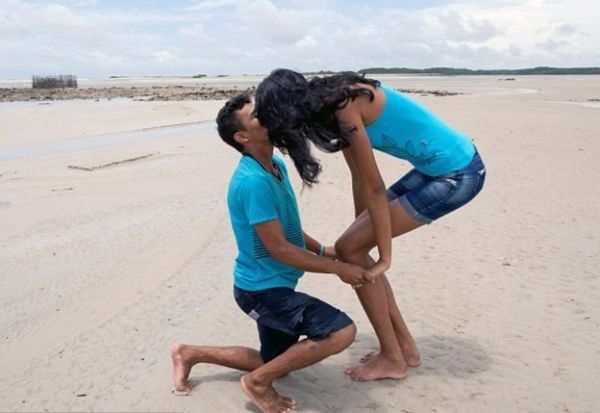 Cô gái cao hơn 2m sinh con, chồng mỗi lần hôn phải rướn người ngước cổ