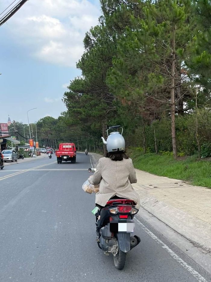 Bộ ảnh vui: Hình ảnh cô gái đội ấm nước đi ra đường gây sốt nhất MXH