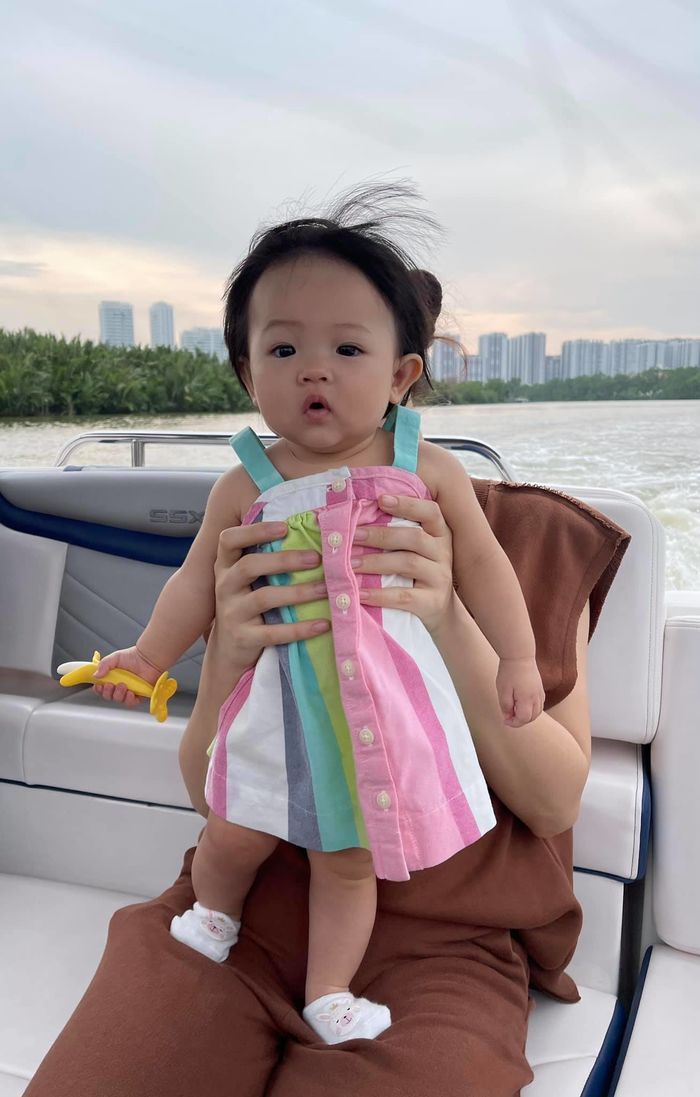 Con gái Cường Đô la đi chơi bằng du thuyền