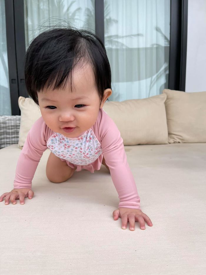 Con gái Cường Đô la từ siêu xe đến áo tắm đều có hẳn bộ sưu tập