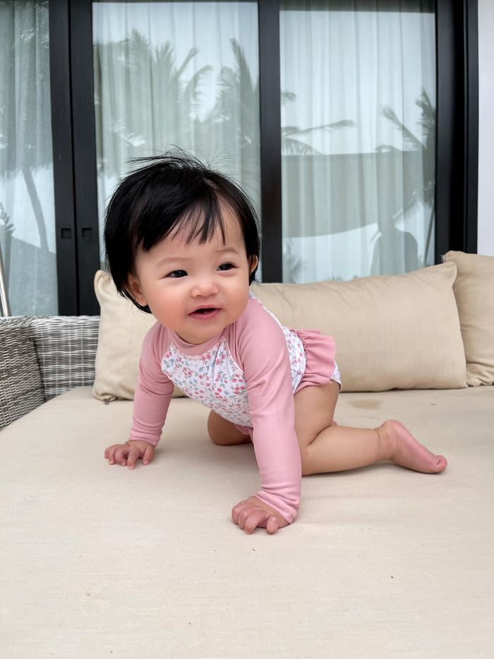 Con gái Cường Đô la từ siêu xe đến áo tắm đều có hẳn bộ sưu tập
