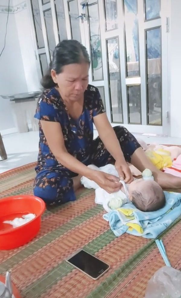 Con gái hết ngày ở cữ bà ngoại vừa tắm cháu vừa sụt sùi khóc