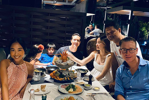 Con trai Hà Hồ đi ăn cùng con gái Đoan Trang