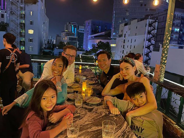 Con trai Hà Hồ đi ăn cùng con gái Đoan Trang