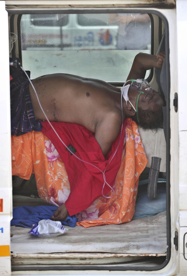 Ấn Độ: Bệnh nhân Covid-19 vật vã thở oxy, thi thể chờ thiêu xếp dài