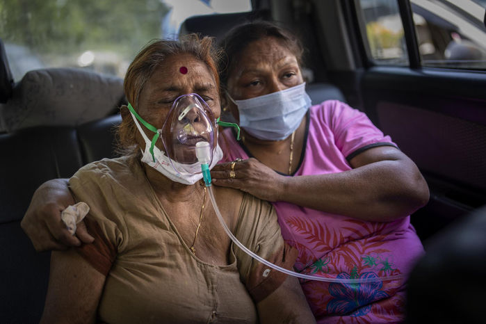 Ấn Độ: Bệnh nhân Covid-19 vật vã thở oxy, thi thể chờ thiêu xếp dài