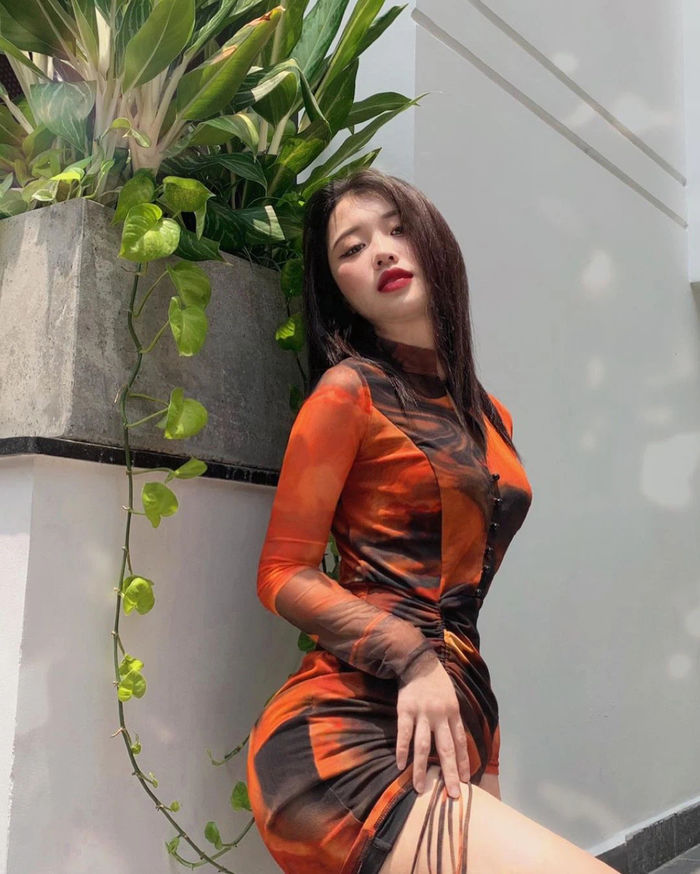 2 mỹ nhân có vòng eo 5x Chi Pu - Han Sara đụng hàng