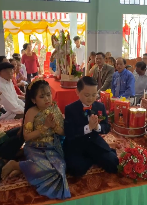 Đám cưới của cô dâu tí hon người Khmer với ông xã cao 1m25