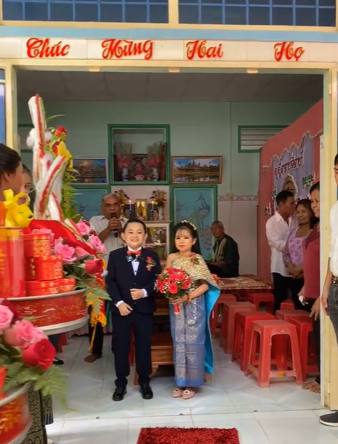 Đám cưới của cô dâu tí hon người Khmer với ông xã cao 1m25