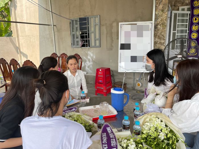 Dàn Hoa hậu về Vũng Tàu viếng đám tang em bé 5 tuổi