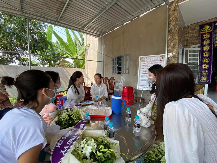 Dàn Hoa hậu về Vũng Tàu viếng đám tang em bé 5 tuổi