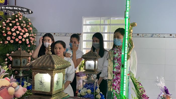 Dàn Hoa hậu về Vũng Tàu viếng đám tang em bé 5 tuổi