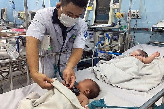 Dấu hiệu cảnh báo tay chân miệng: Nhẹ nổi mụn nước, thở mệt là đã nặng