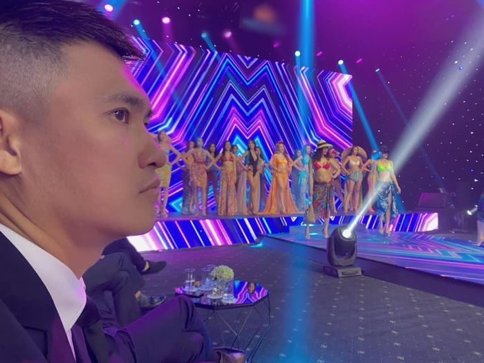 Đi sự kiện với Thủy Tiên, Công Vinh không cảm xúc khi thấy mẫu nữ