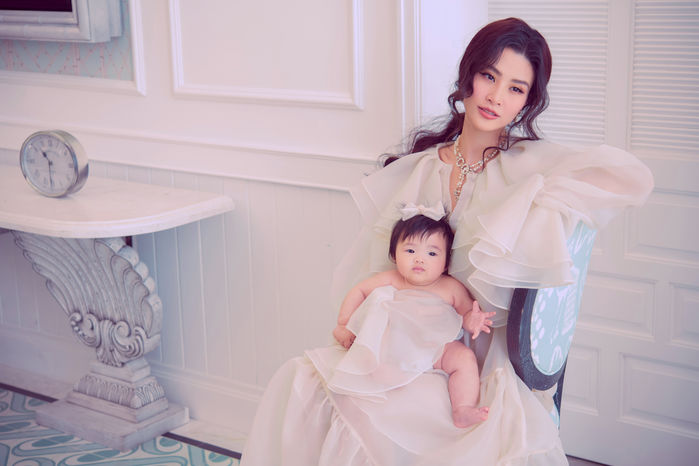 Biểu cảm của ái nữ nhà Đông Nhi khi làm mẫu ảnh cùng mẹ