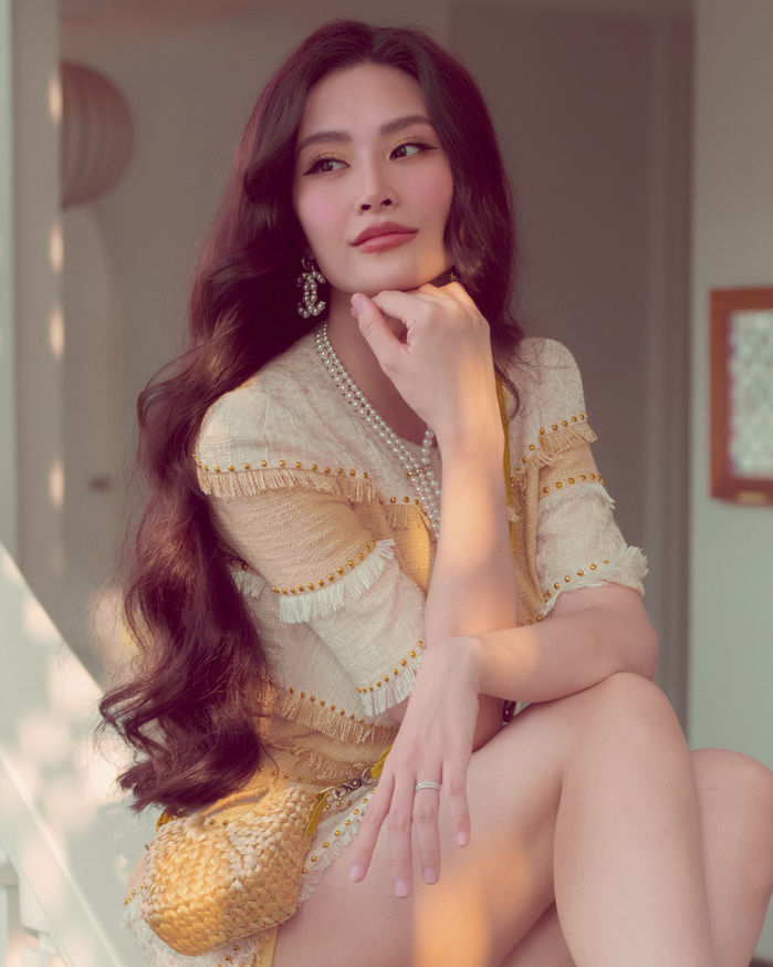 Biểu cảm của ái nữ nhà Đông Nhi khi làm mẫu ảnh cùng mẹ