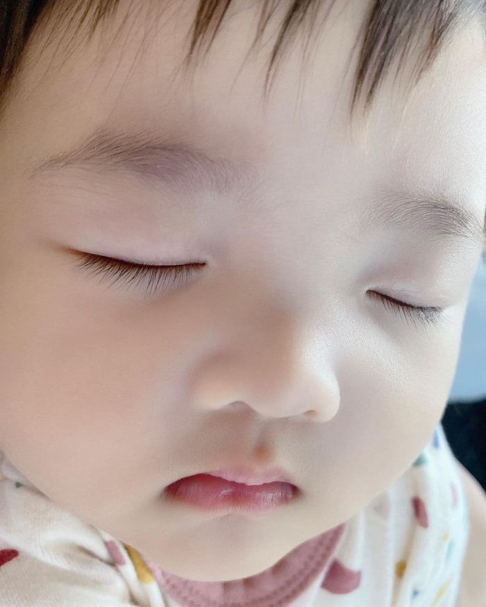 Đông Nhi khoe ảnh con gái đang say giấc, hé lộ ưu điểm nhan sắc